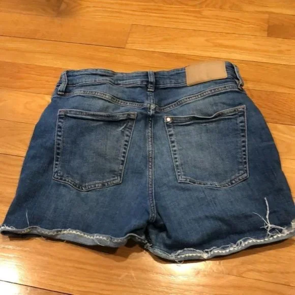 H&M mom jean shorts size 8. - Picture 3 of 4
